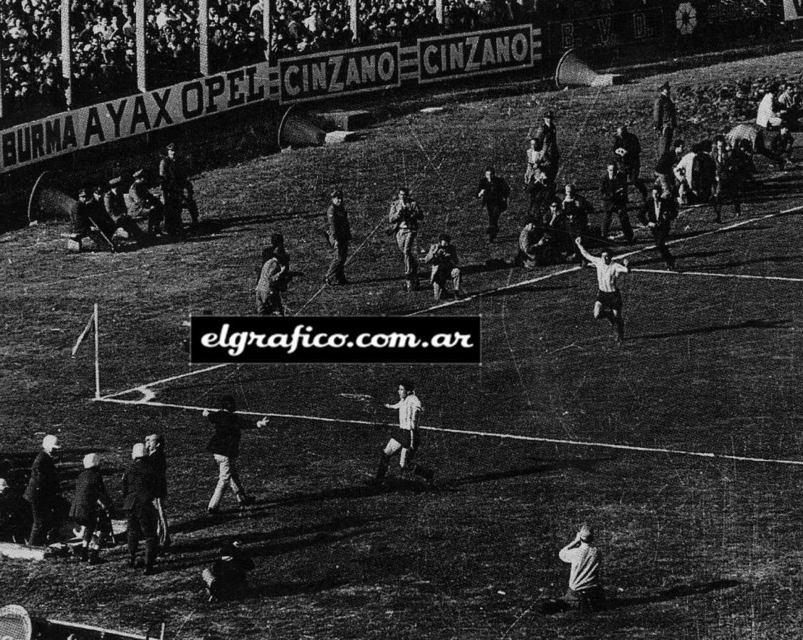 Imagen El Chango Cárdenas acaba de convertir su gol histórico y corre a abrazarse con José Pizzuti.