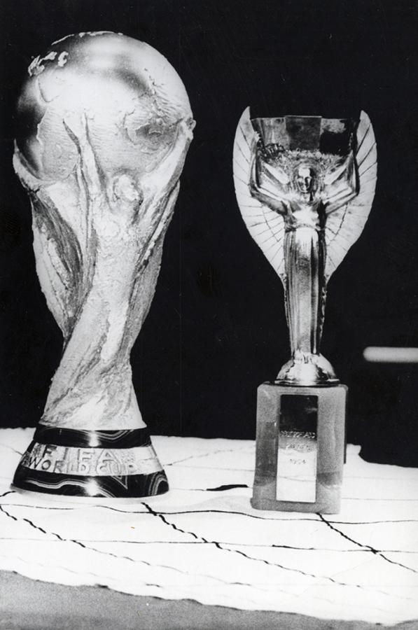 Imagen Futuro y pasado, la actual Copa del Mundo y la Jules Rimet