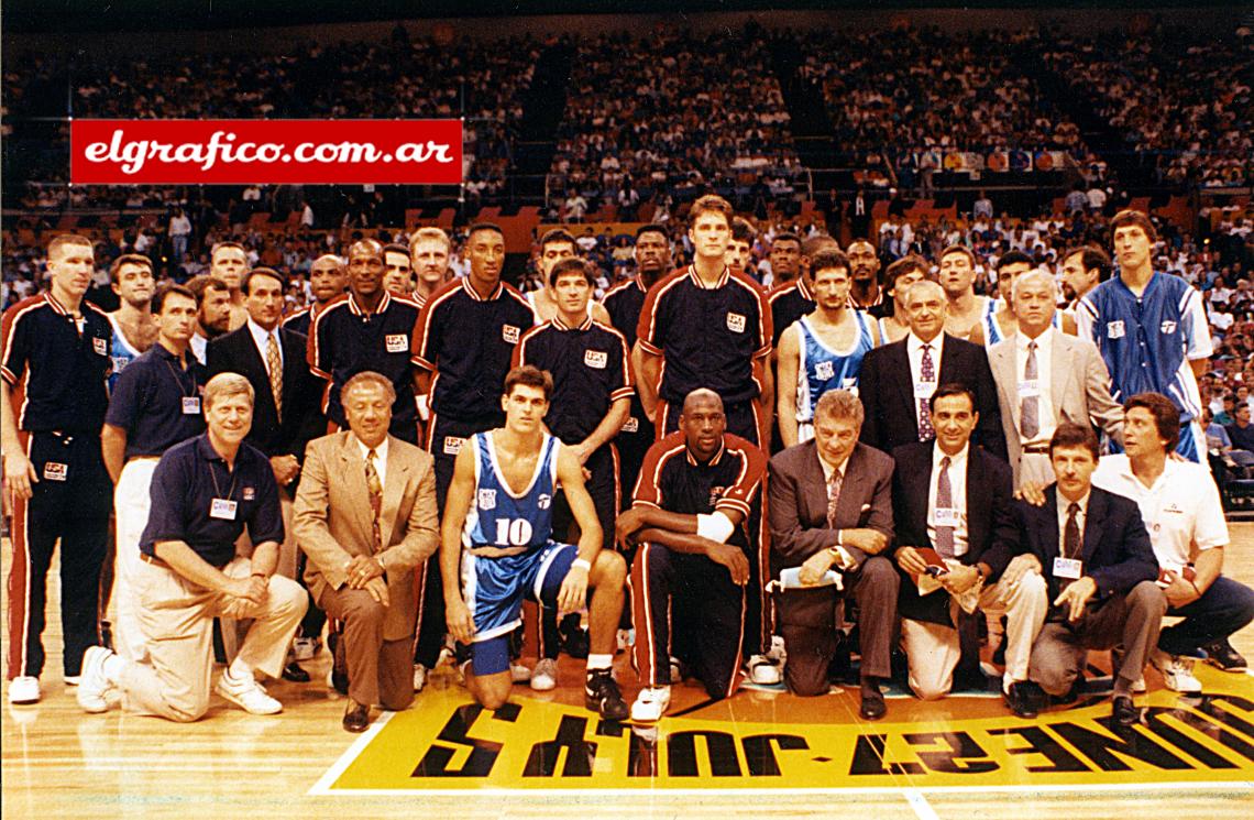 Imagen Integrantes de la delegación Argentina forman parte de la foto junto a los extraordinarios jugadores norteamericanos.