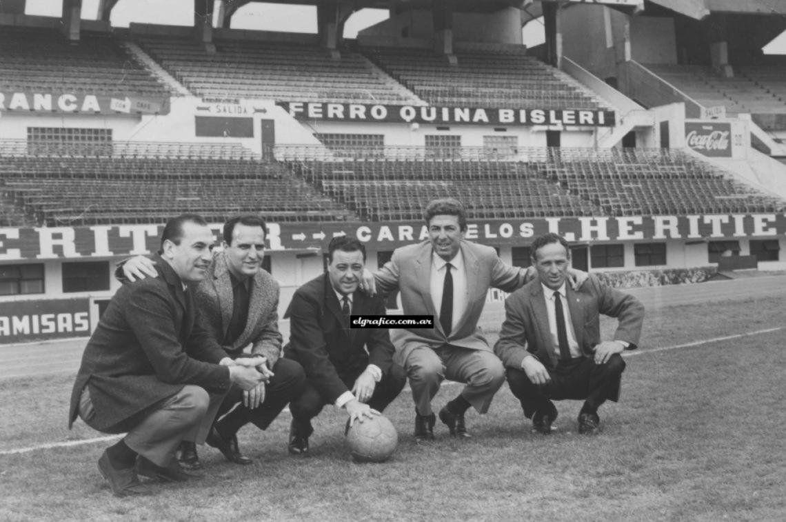 Imagen La delantera del '52 y el '53 reunida por El Gráfico en el ’67: Vernazza, Prado, Gómez, Labruna y Loustau. 