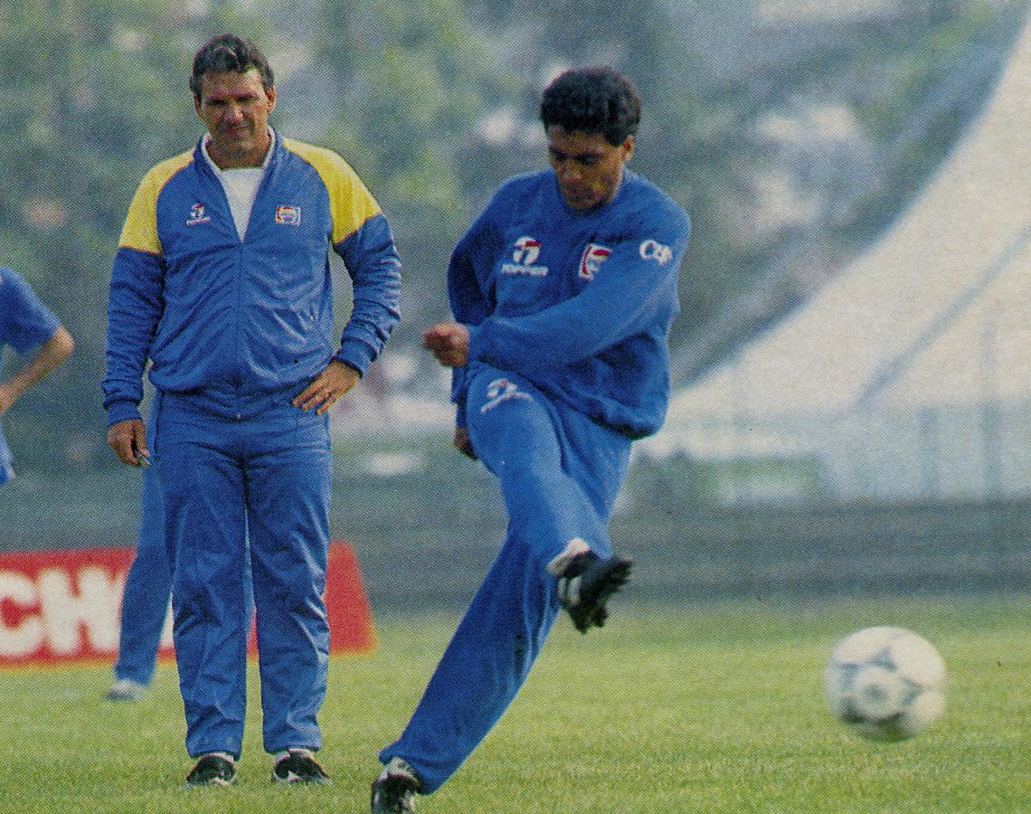 Imagen Recuerdos de su primer Mundial. Romario patea al arco en un entrenamiento, detrás el técnico Sebastiao Lazaroni. En Italia 1990 jugó un solo partido y no convirtió tantos.