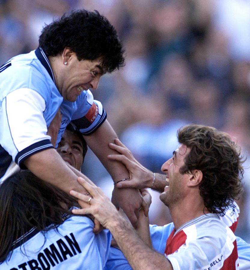 Imagen Tras convertir un gol, Maradona fue llevado en andas (AFP)