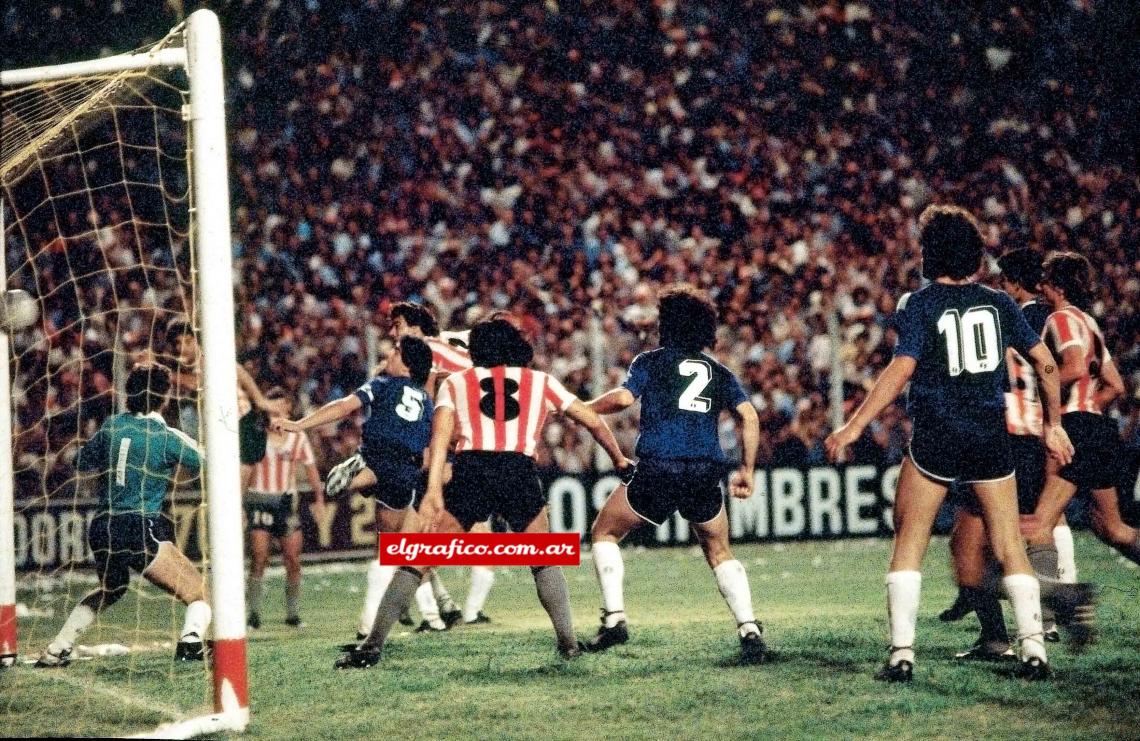 Imagen 11 de febrero de 1983 ante Vélez el Tata Brown de cabeza le da la victoria al Pincha y lo deja a tiro de campeonato. Bilardo designó a José Luis Brown como capitán. capitán.