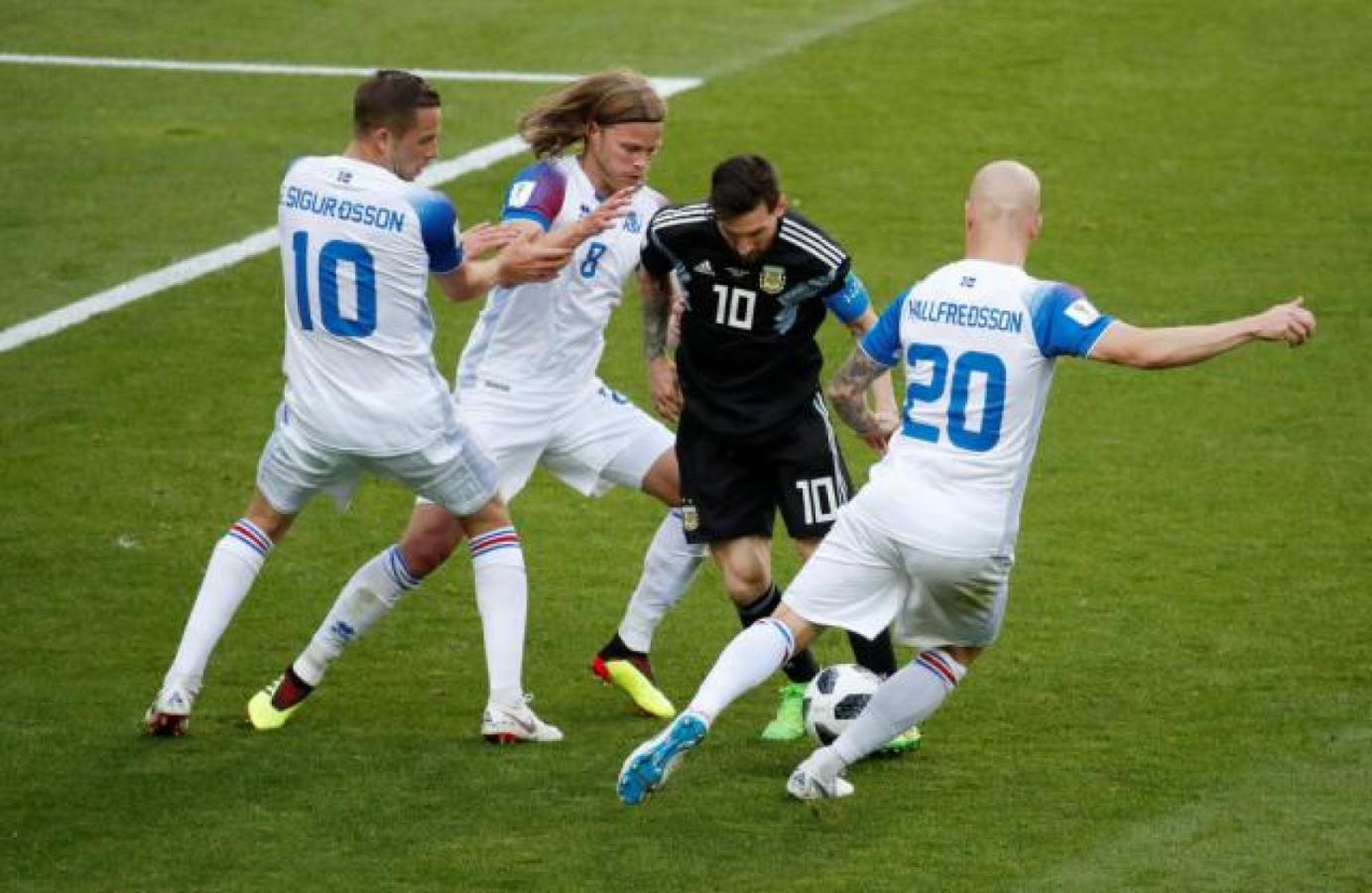 Imagen Messi ante Islandia en el mundial 2018.