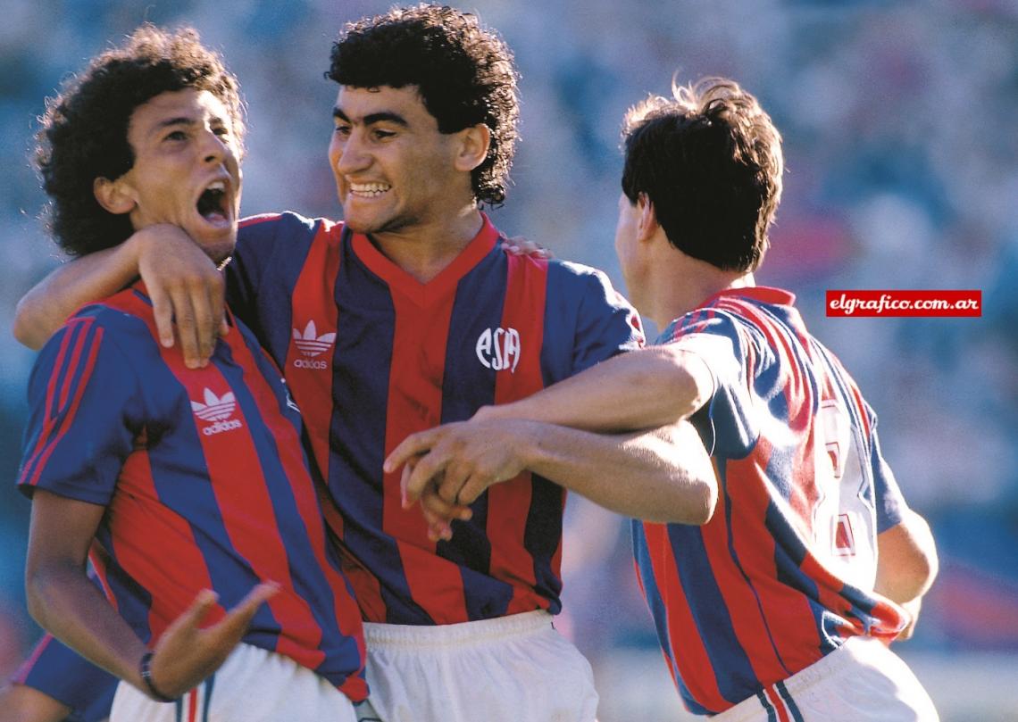 Imagen Abrazado a su amigo, el Beto Acosta, en 1989. Estuvieron juntos en Chile, Japón y la Selección.
