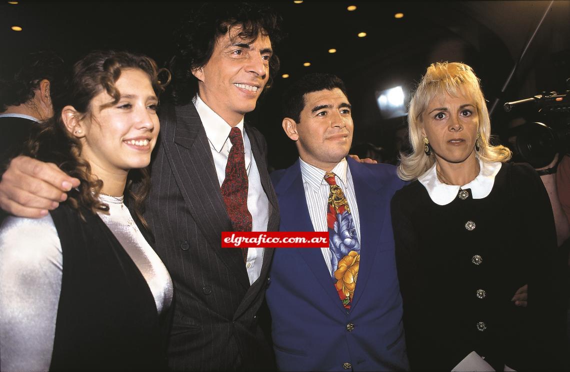 Imagen Sonriente junto a Diego Armando Maradona y Claudia Villafañe.