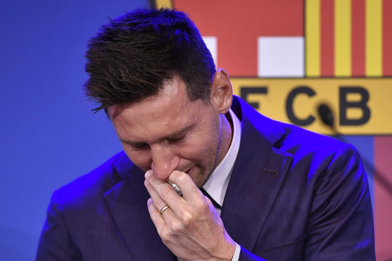 Imagen Messi, desbordado por las lágrimas el día de su despedida de Barcelona (Pau BARRENA / AFP)
