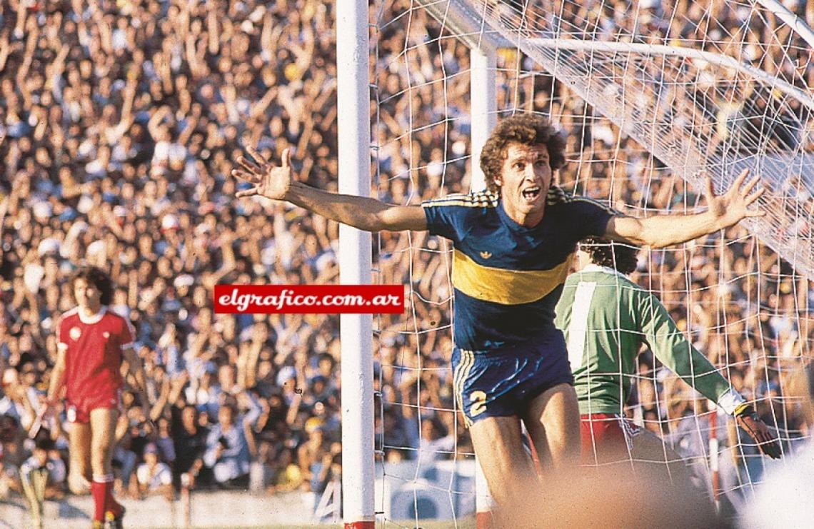 Imagen Los tiempos de Boca, el grito de gol y la primera nota en EL GRAFICO, en 1982. El título premonitorio, el comienzo de una carrera repleta de éxito y emociones.