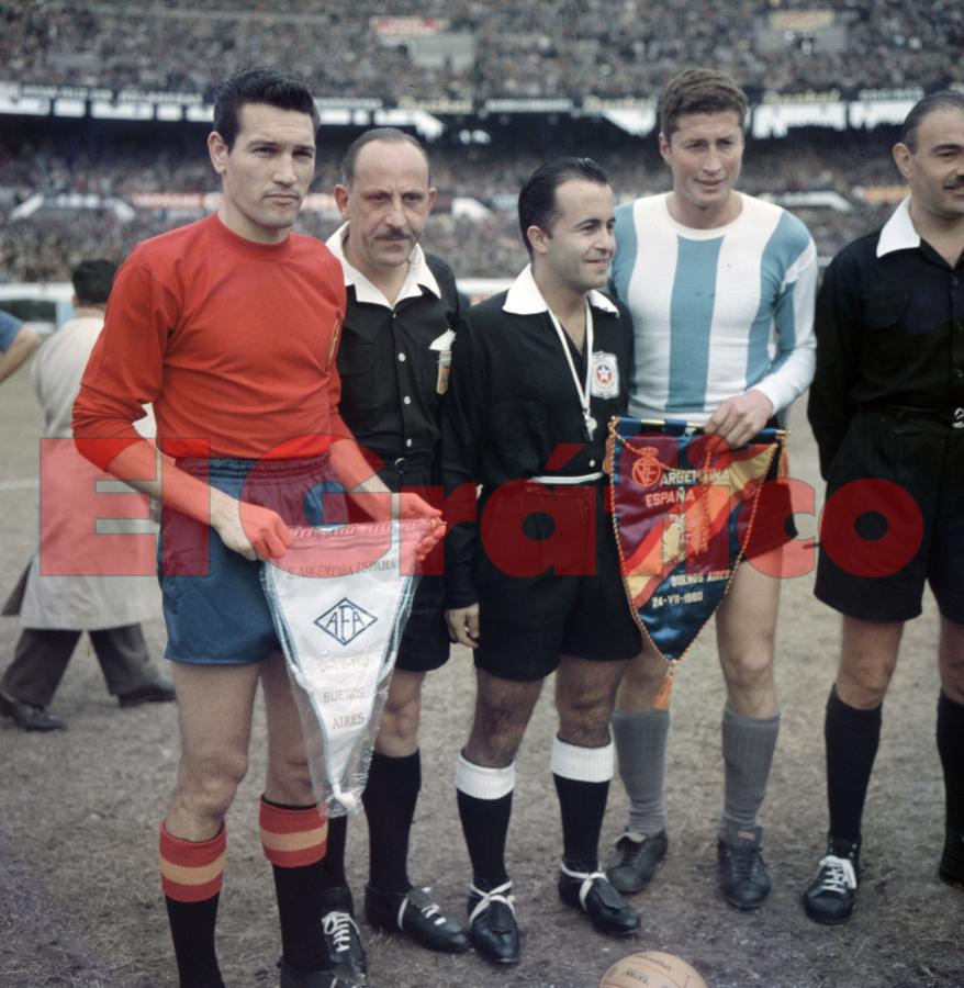 Imagen Año 1960, sorteo e intercambio de banderines en el amistoso Argentina vs. España.