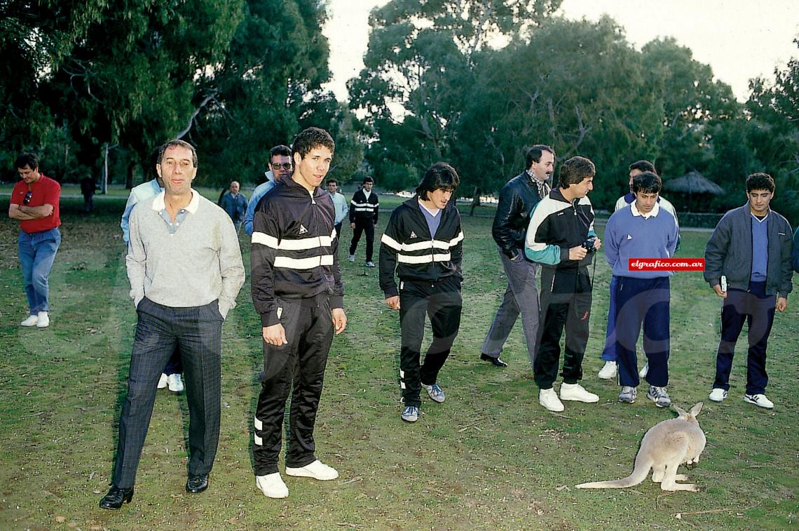 Imagen Primera gira, por Australia, año 88, con Bilardo y Hernán Díaz, entre otros.
