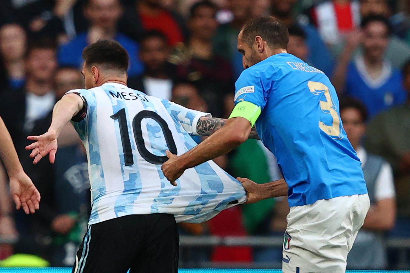 Imagen Messi y Chiellini. Adrian DENNIS / AFP.