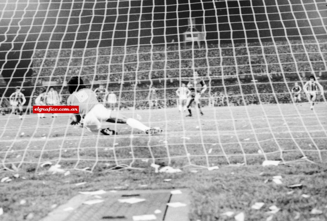 Imagen Atajada clave, la del penal del Pato ante Deyna, cuando Argentina vencía 1-0 a Polonia.