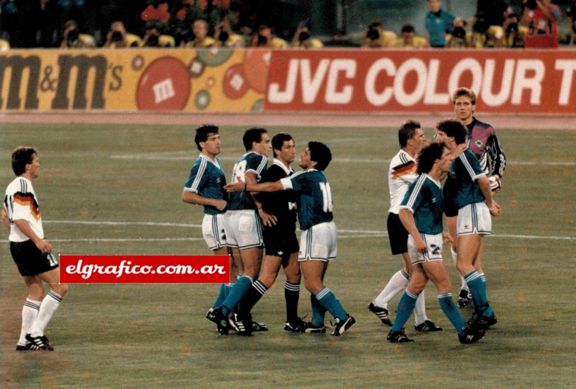 Imagen FOTO INÉDITA. Maradona le pide explicaciones a un árbitro que se muestra ausente. Serrizuela, Simón, Troglio y Ruggeri completan el cuadro de un equipo que siente que se les escapa la Copa.
