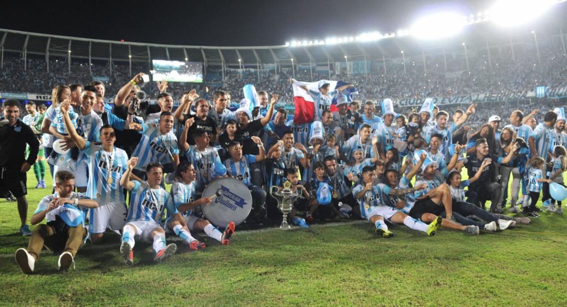 Imagen Augusto Solari (autor del gol del campeonato) toca el bombo, el resto de sus compañeros posan con la copa para los fotógrafos.