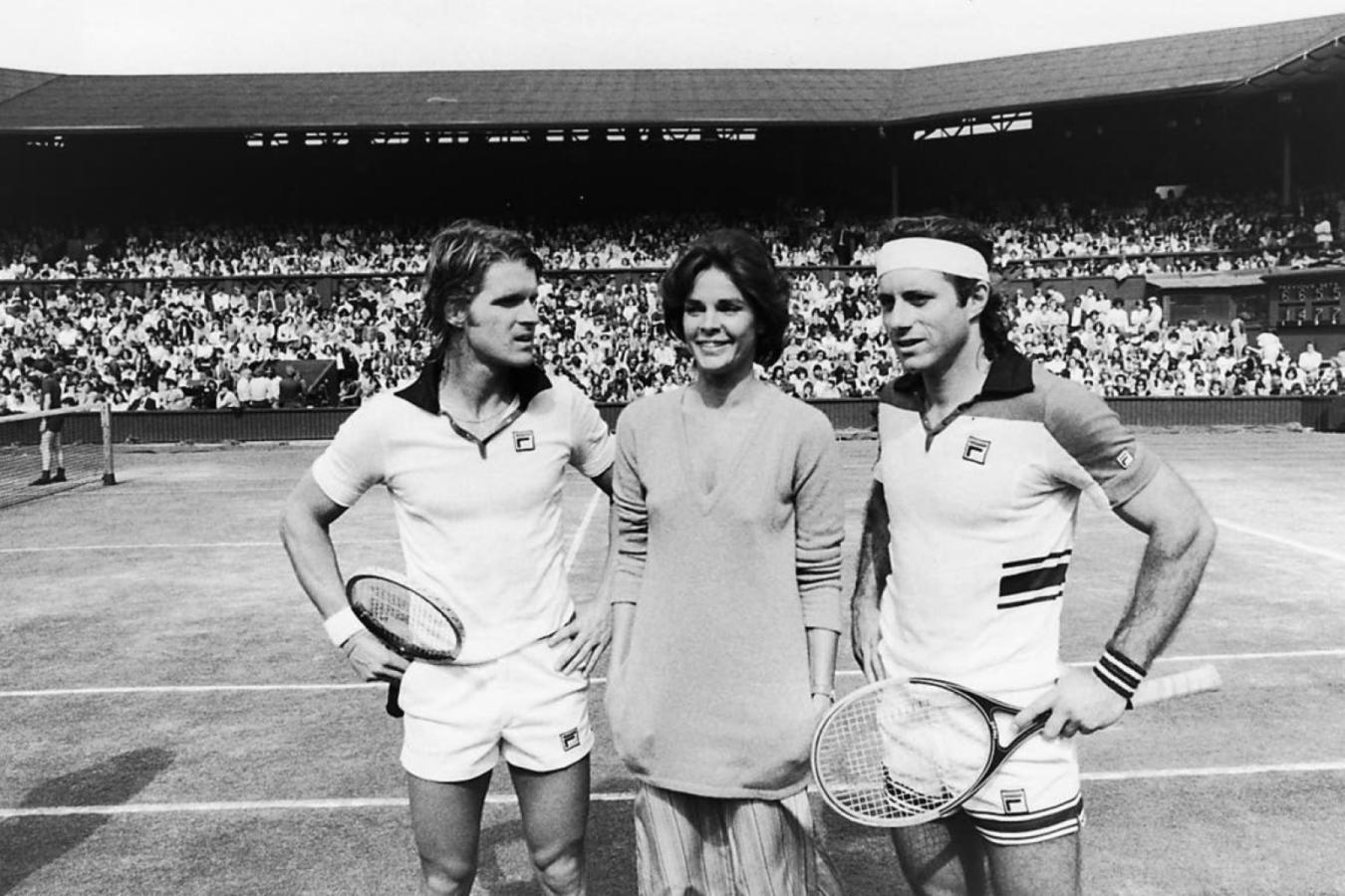 Imagen guillermo vilasChris Christensen (Dean Paul Martin), Nicole Boucher (Ali MacGraw) y Vilas, en la central de Wimbledon