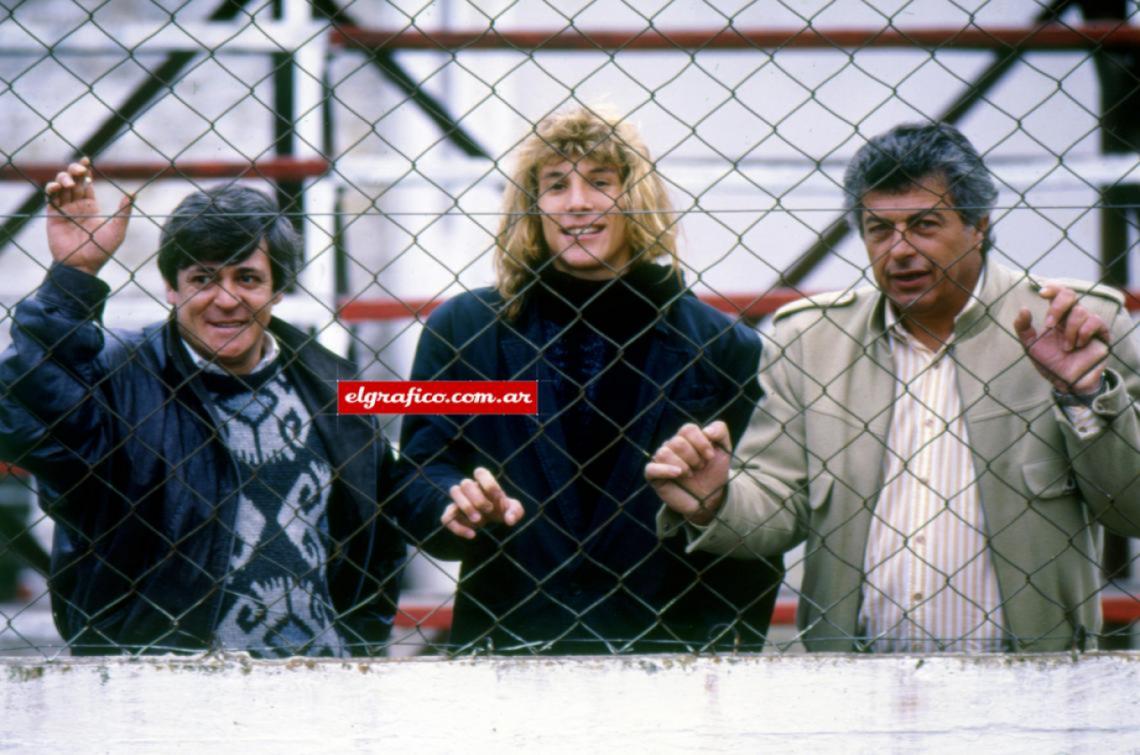 Imagen “Los dioses de la raya viven en Caniggia” así título El Grafico la nota de 1988 que reunió a la joven maravilla del fútbol argentino con dos de los mejores punteros de la historia: Houseman y Bernao.