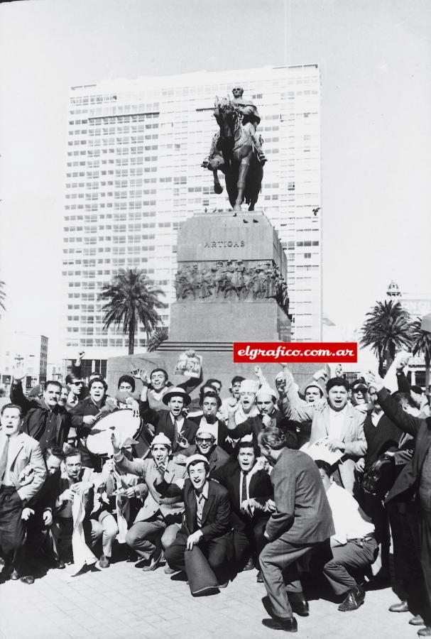 Imagen Los hinchas de la Academia en la famosa Plaza Independencia de Montevideo.