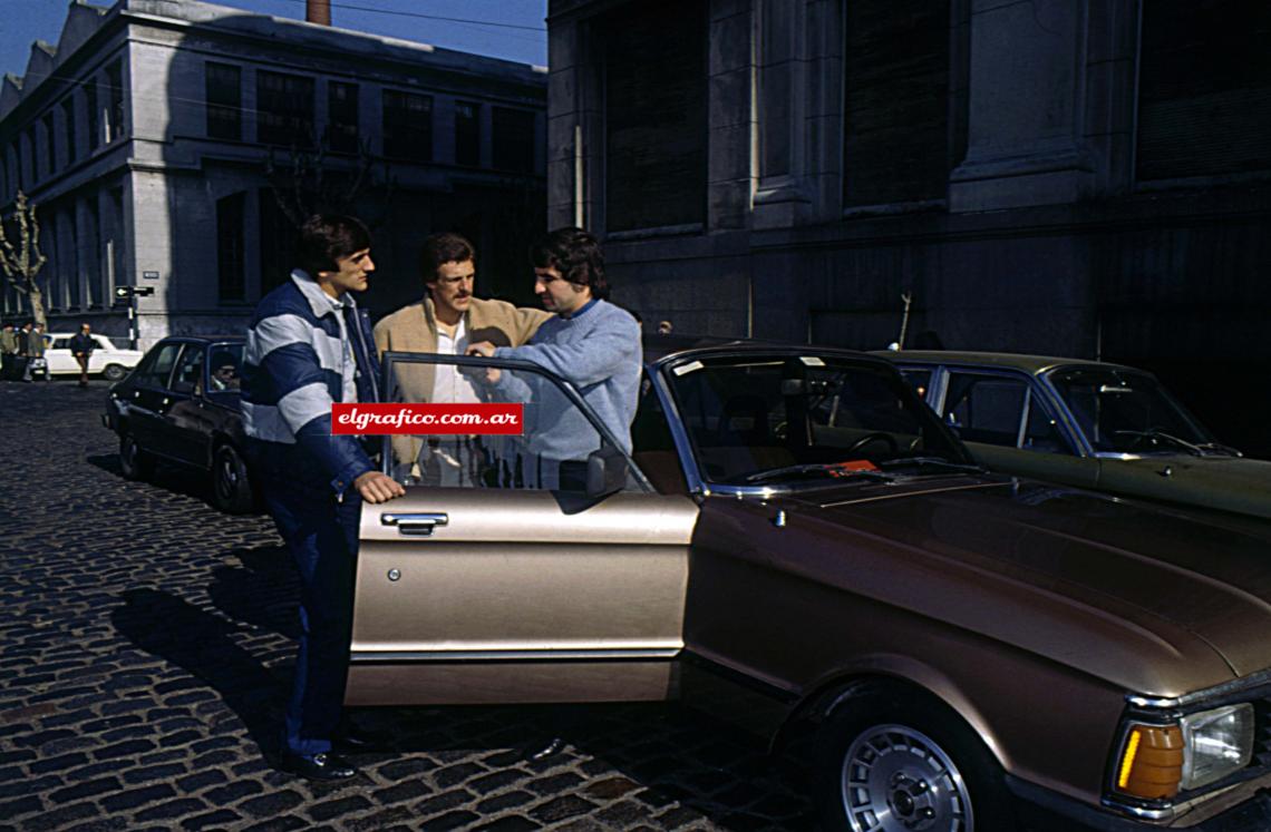 Imagen Francescoli, Bica y Krasouski junto al Falcon que Ford Motor Argentina ha puesto a disposición de EL GRÁFICO. Con él se movilizaron los jugadores. 
