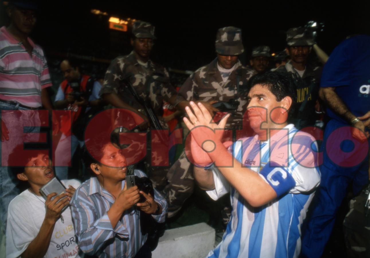 Imagen Maradona despidiéndose del público ecuatoriano