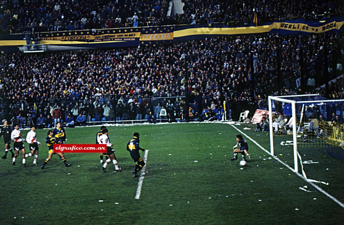 Imagen 14 de julio de 1996. Caniggia recoge el rebote del penal que acaba de marrar Maradona y convierte el cuarto gol de Boca en el 4-1 frente a River del Clausura ’96. Ese día hizo tres y fue su mejor partido con la azul y oro. “Es la primera vez que hago tres goles en un partido”.