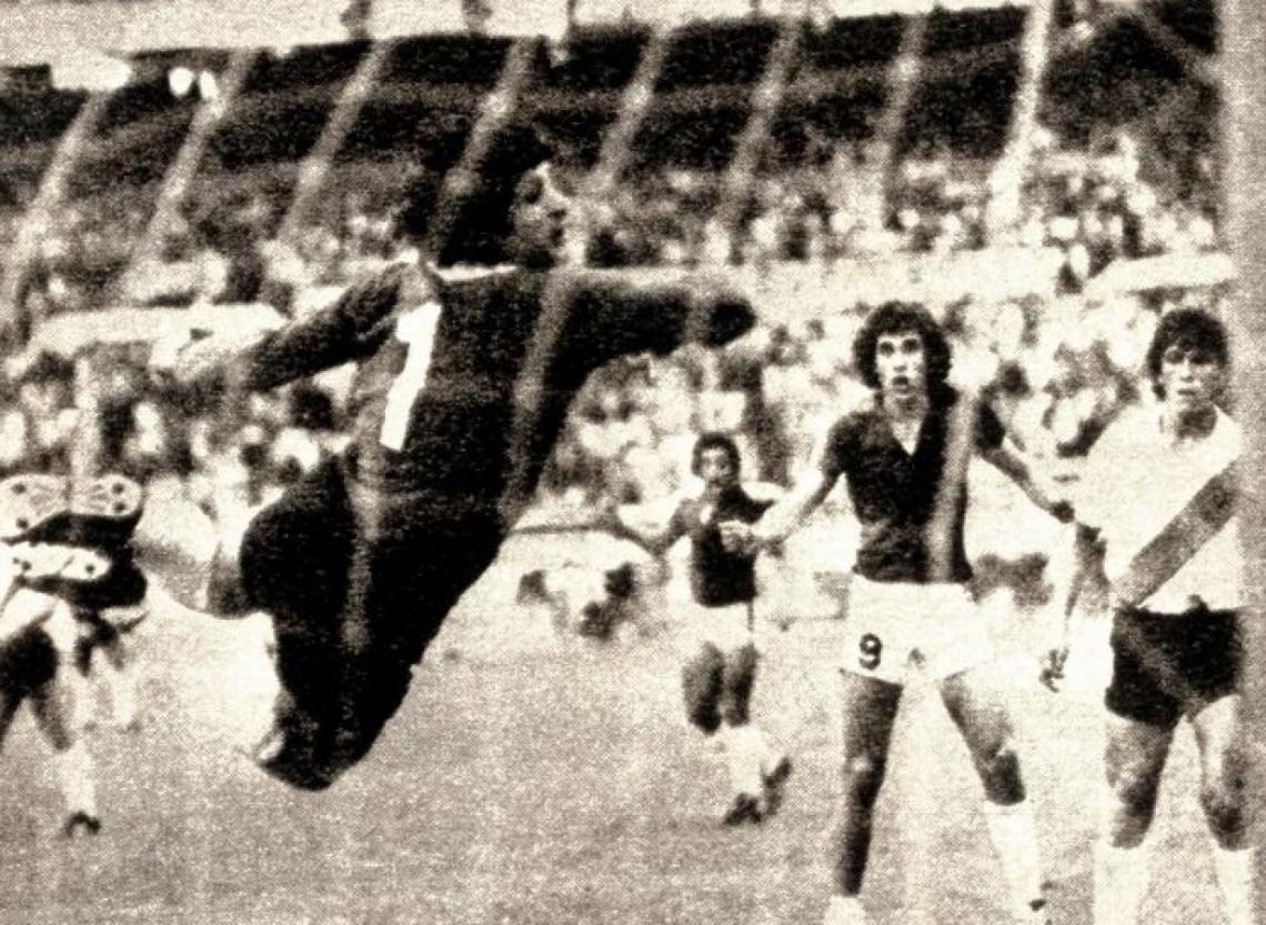 Imagen Vuela Fillol, lo miran Passarella y Valdano. Ganó Newell's 4-1, Jorge hizo dos goles. 1975.