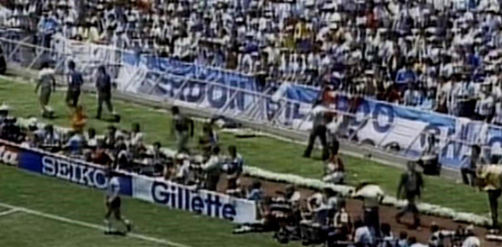 Imagen Final del Mundial 1986: Bandera en apoyo a Bilardo en el estadio Azteca