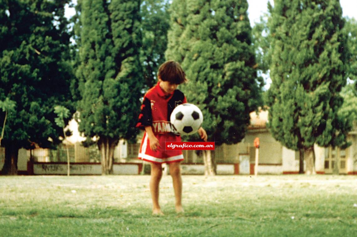 Imagen 1992 Con la camiseta del Newell’s de Bielsa, un poco chueco pero con la pelota entre ceja y ceja. 
