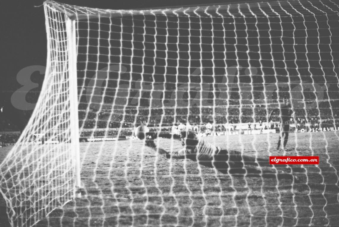 Imagen 1977. En el estadio Centenario de Montevideo, Gatti le ataja el remate decisivo a Vanderley, del Cruzeiro, y le da a Boca la primera Copa Libertadores de su historia en la dramática definición del tercer partido.