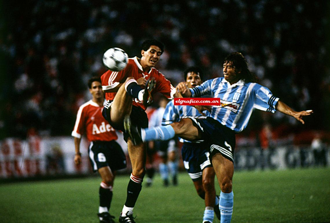 Imagen Diego Cagna y Abelardo Vallejos disputan la pelota, así se jugó el clásico.