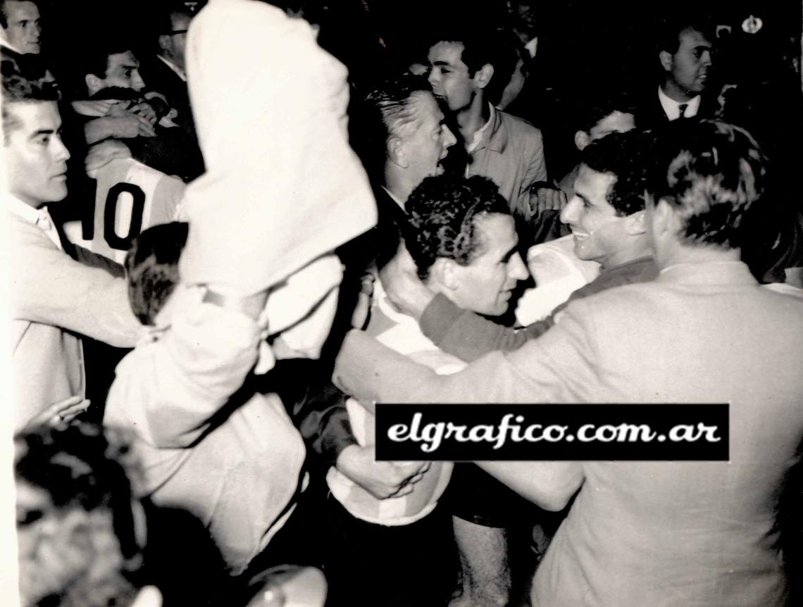 Imagen Sudamericano de 1959. En el medio de los abrazos después del triunfo sobre Perú. Detrás Victorio Spinetto.