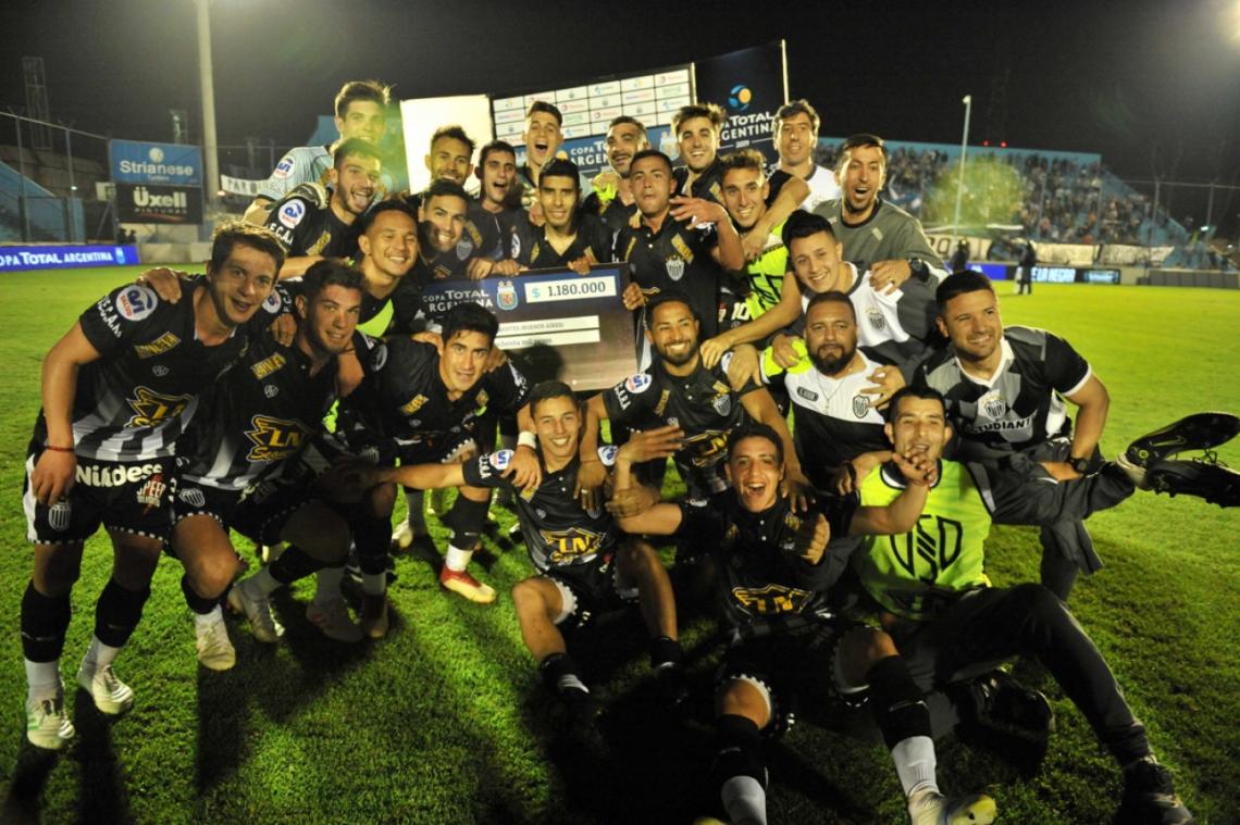 Imagen Clásica foto de la Copa Argentina, el equipo ganador posa con el cheque.