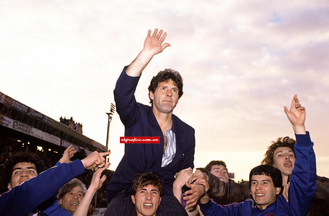 Imagen En su temporada inicial como entrenador (89/90) logró su primer ascenso, con Lanús.