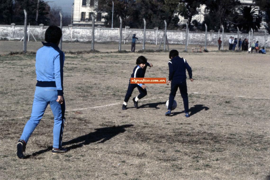 Imagen Campo Las Malvinas, de Argentinos Juniors. Hugo le tira un caño a Lalo cuando sale a marcarlo. El hermano ayor, Diego, sigue de cerca. 