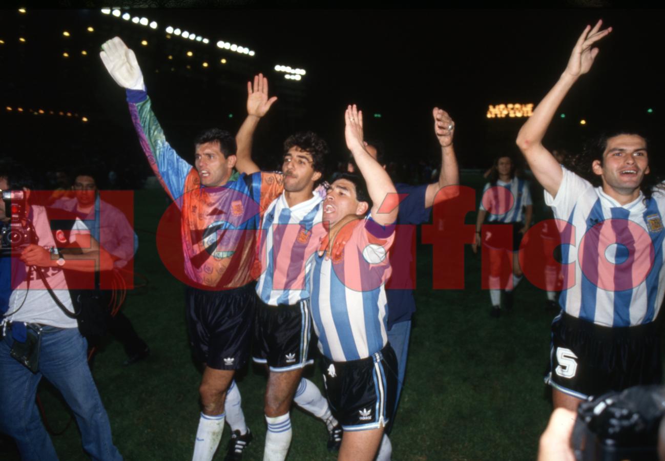 La alegría de Maradona, Vázquez y Goycochea, tras el triunfo ante Dinamarca
