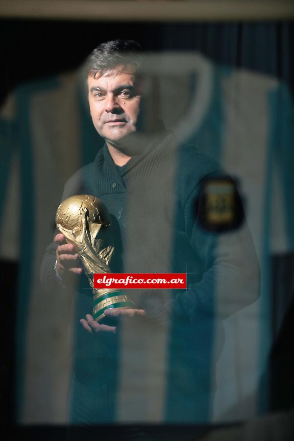 Imagen No hay photoshop. El Tata, con la Copa, reflejado en el cuadro que contiene su camiseta de la final. Foto:Gonzalo Mainoldi.i