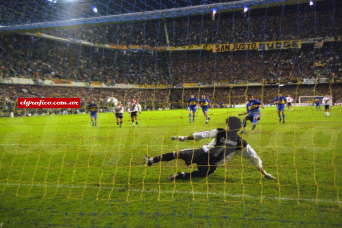 Imagen 24 de Mayo de 2000. Riquelme convierte el 2-0 dl penal para desnivelar la serie de cuartos de final de Libertadores con River (en la ida River ganó 2-1). Román jugó un partido soberbio.