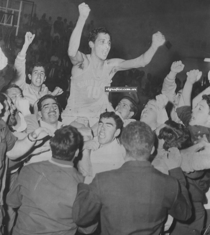 Imagen 25 de abril de 1967. Fruet eufórico en el festejo.