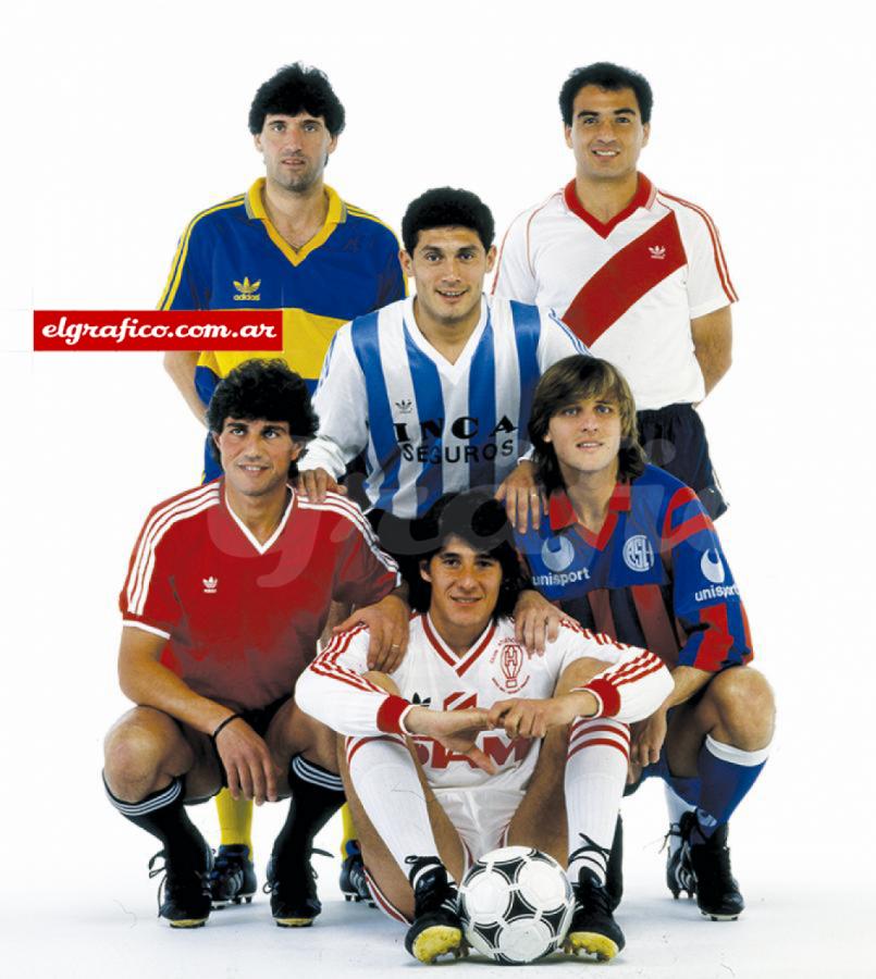 Imagen Producción de tapa de El Gráfico, 1990. Junto a Juan Simón (Boca), Tiburcio Serrizuela (River), Juan José Meza (Racing), Jorge Rinaldi (San Lorenzo) y Teté Quiroz (Huracán).