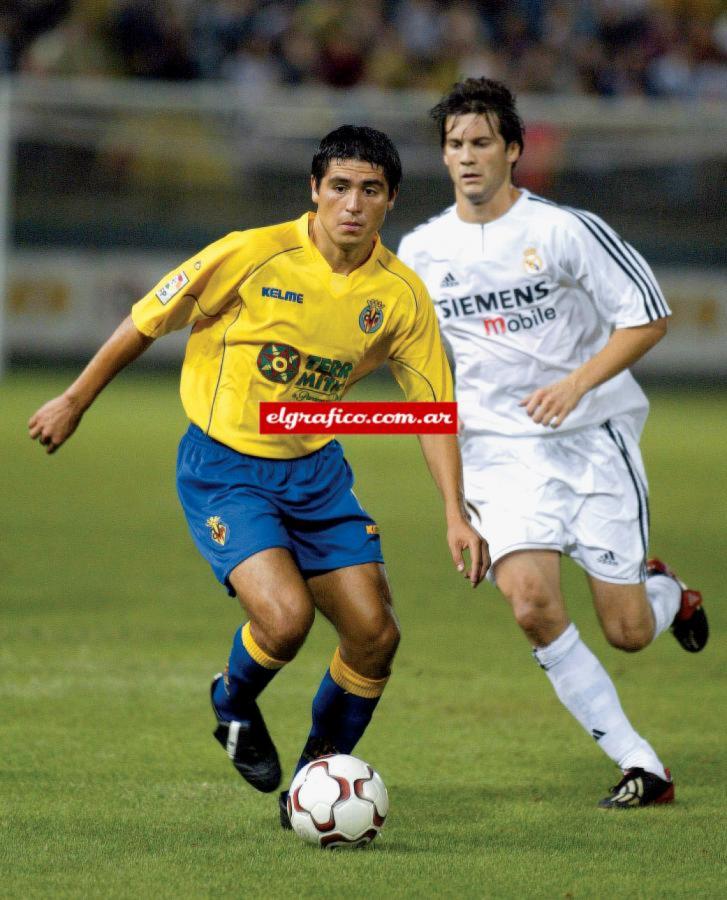 Imagen Riquelme fue traspasado al Villarreal en 2003. Los hinchas del Submarino Amarillo tienen en Roman a uno de los máximos ídolos de su historia. En la foto junto con Santiago Solari del Real Madrid.