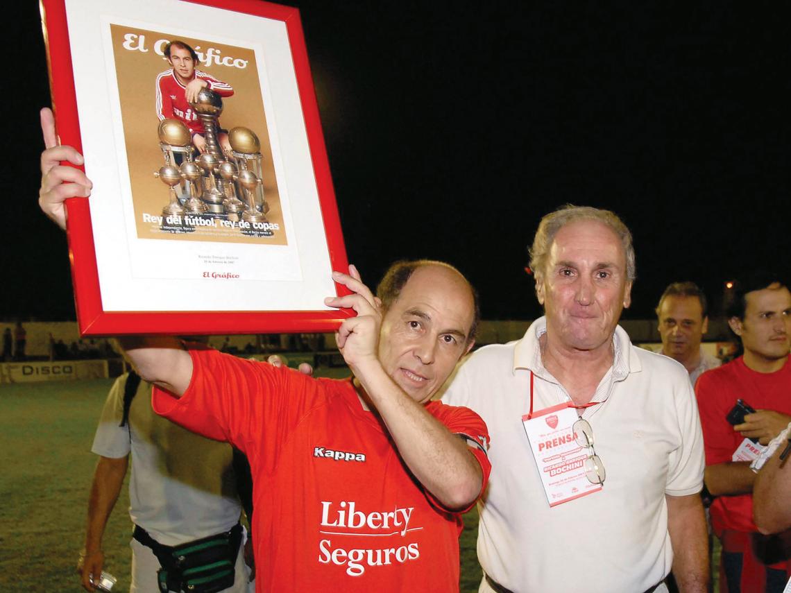 Imagen En la entrega de un cuadro de homenaje para Ricardo Bochini, ya como director de la revista, cargo que ejerció durante la última década. 