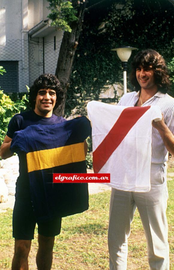Imagen Posando con la camiseta de Boca, en otra vereda, Mario Kempes, con la de River.