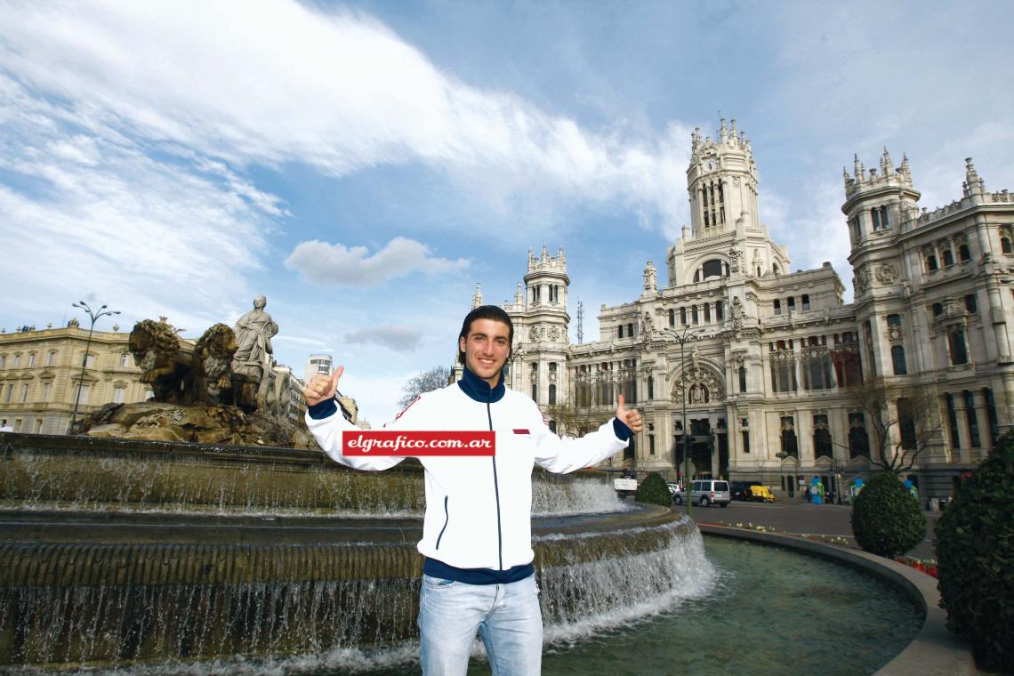 Imagen Producción para el Diario AS: Gonzalo en la Fuente de Cibeles, el punto neurálgico en el que celebran los hinchas del Real Madrid.