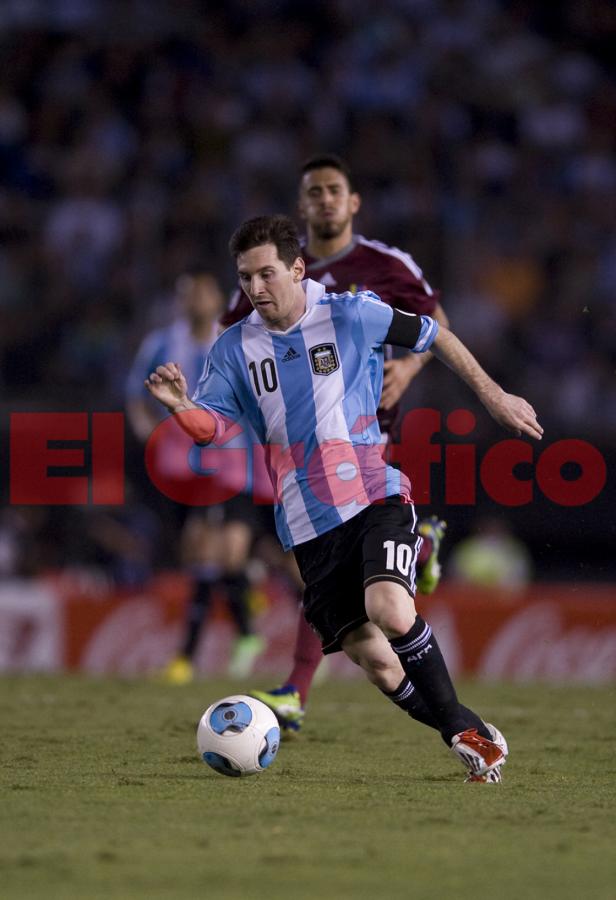 Imagen Messi encarando, la pelota al pie. Marca registrada.