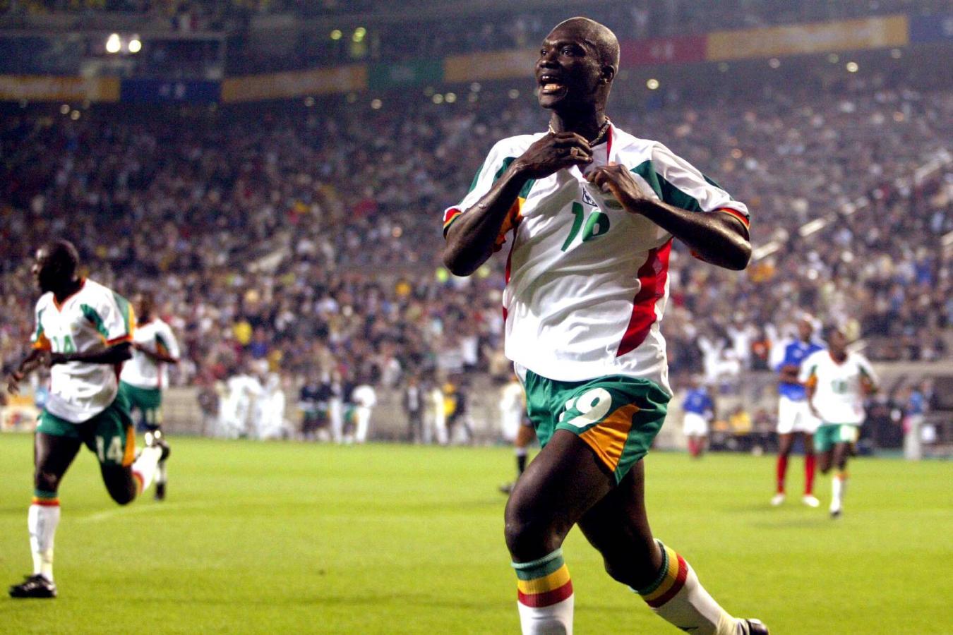 Imagen A dos años de su muerte, el recuerdo de este gol inolvidable de Papa Bouba Diop ante Francia en 2002. Foto: FIFA