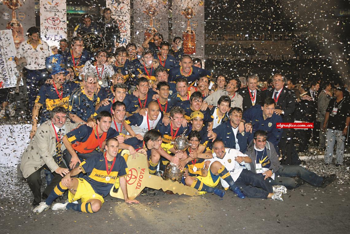 Imagen La hora del festejo. El plantel xeneize y la foto para la historia, con la Copa Libertadores presidiendo la escena.