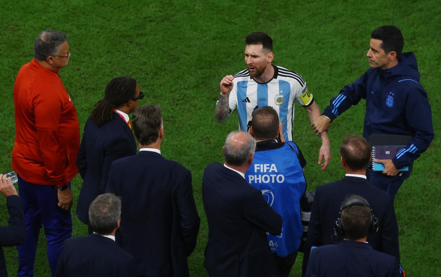 Imagen Leo Messi, cara a cara con Van Gaal y Davids.