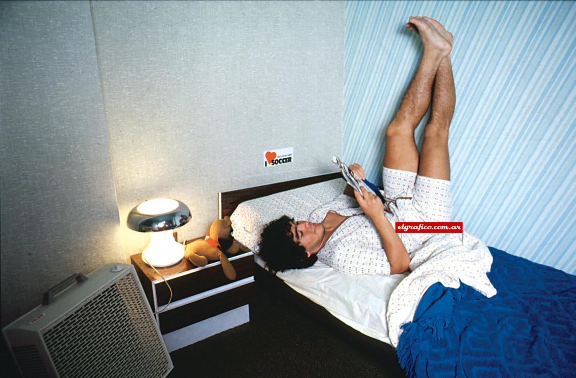 Imagen Postal de los 70, en su habitación de La Paternal: ventilador Yelmo, cubrecamas Palette y calcomanía yanqui con Pelé y todo.