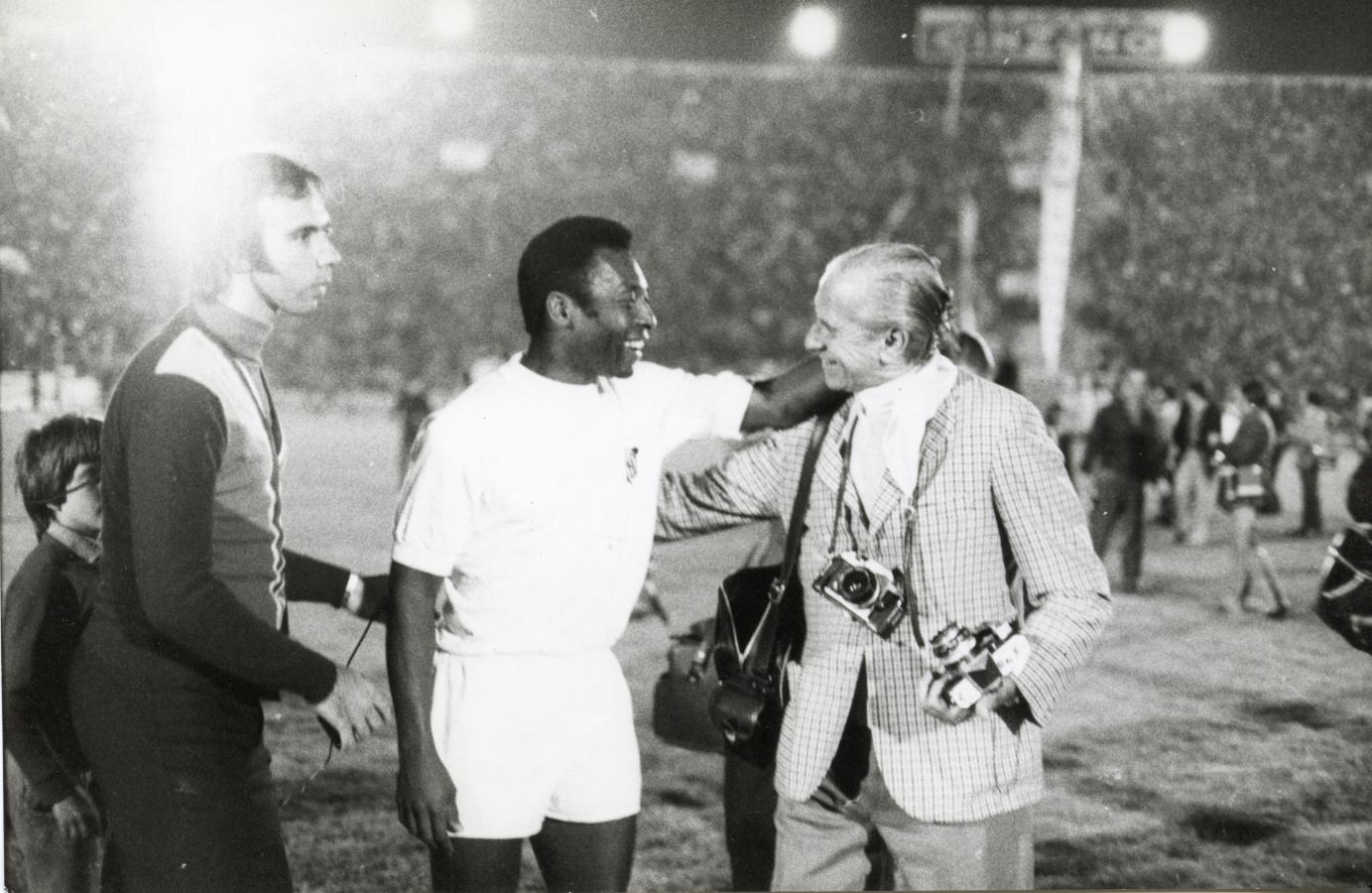 Imagen Pele con el histórico fotógrafo de El Gráfico, Ricardo Alfieri.