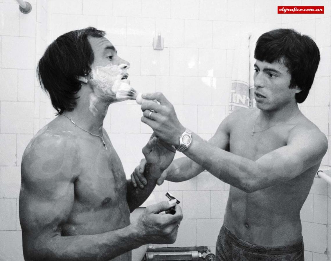 Imagen En la concentración de River en 1976, Daniel Passarella se encarga de rasurar a Oscar Más en la época en que se usaba sólo la hojita de afeitar. Los dos fueron ídolos y campeones Millonarios.