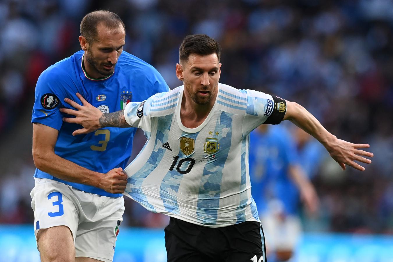 Imagen Messi y Chiellini. Glyn KIRK / AFP.